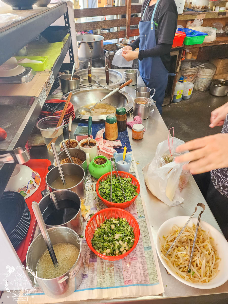 鳳山麵羹推薦[高家赤肉羹蝦仁餛飩]超大碗又料很多的麵羹只要50元?!無辣不歡必加銷魂香辣的辣椒油！