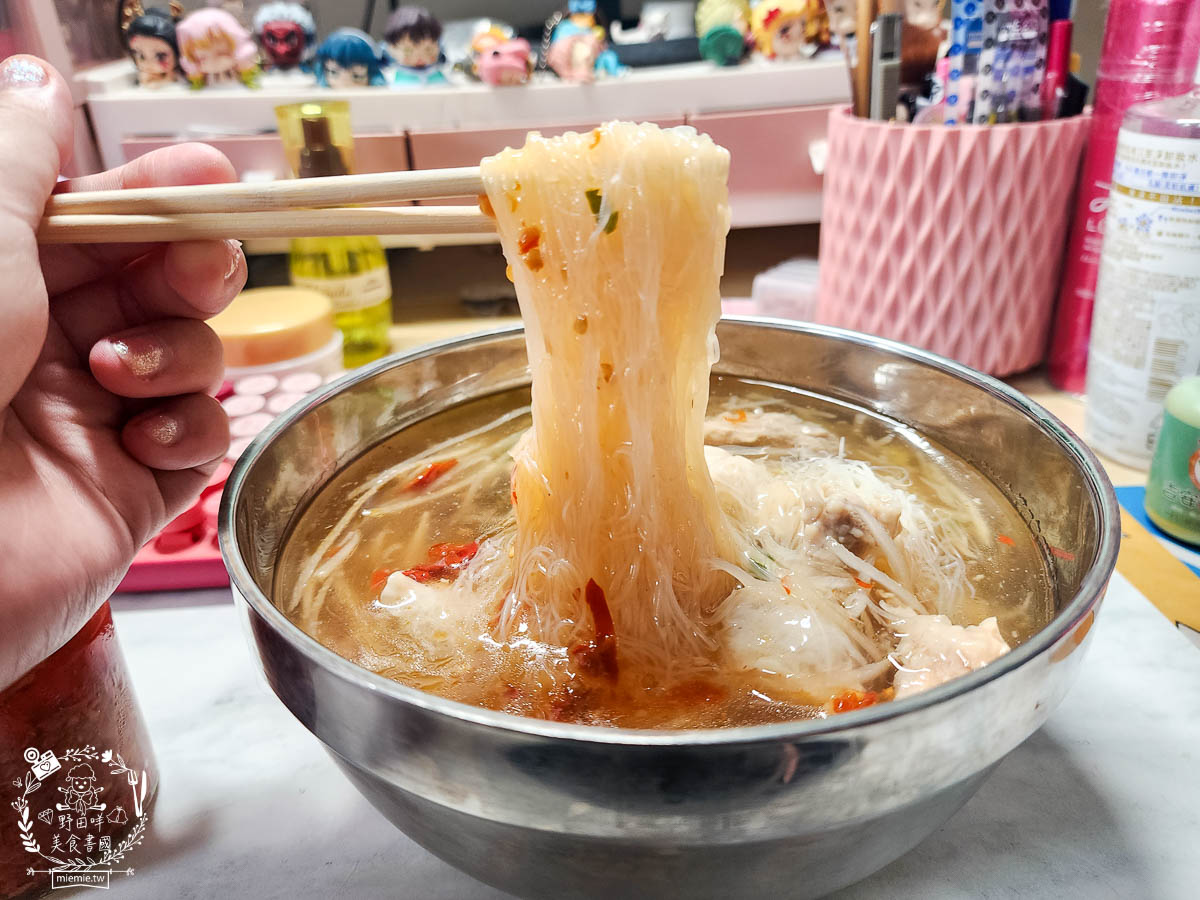 鳳山麵羹推薦[高家赤肉羹蝦仁餛飩]超大碗又料很多的麵羹只要50元?!無辣不歡必加銷魂香辣的辣椒油！