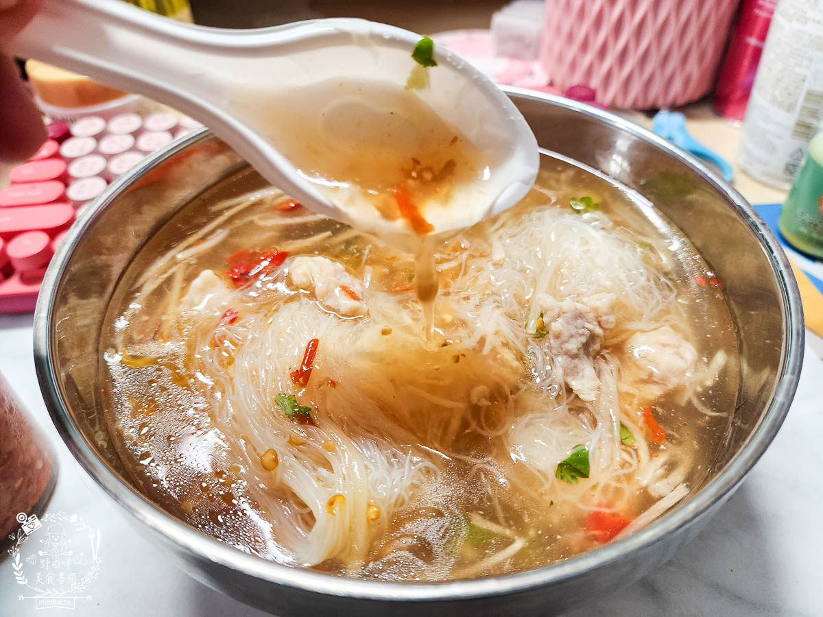 鳳山麵羹推薦[高家赤肉羹蝦仁餛飩]超大碗又料很多的麵羹只要50元?!無辣不歡必加銷魂香辣的辣椒油！
