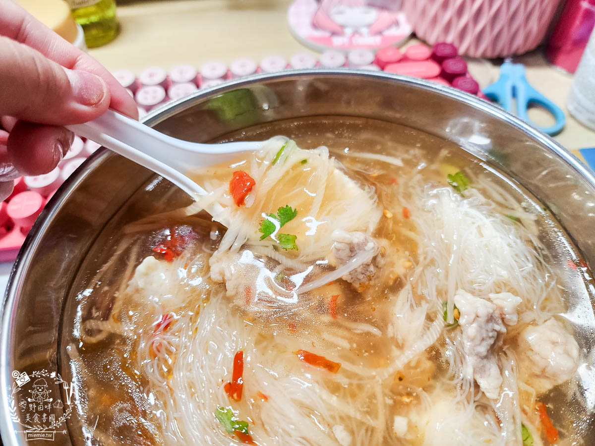 鳳山麵羹推薦[高家赤肉羹蝦仁餛飩]超大碗又料很多的麵羹只要50元?!無辣不歡必加銷魂香辣的辣椒油！