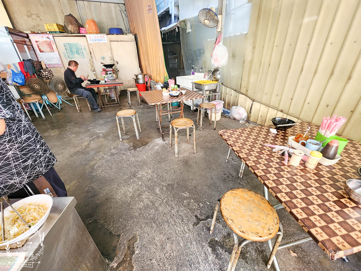 鳳山麵羹推薦[高家赤肉羹蝦仁餛飩]超大碗又料很多的麵羹只要50元?!無辣不歡必加銷魂香辣的辣椒油！