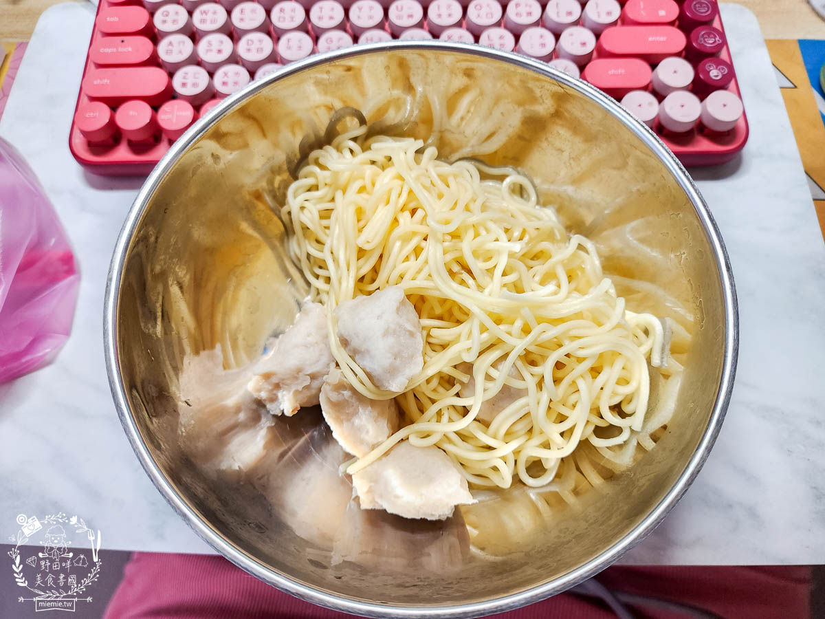 鳳山麵羹推薦[高家赤肉羹蝦仁餛飩]超大碗又料很多的麵羹只要50元?!無辣不歡必加銷魂香辣的辣椒油！