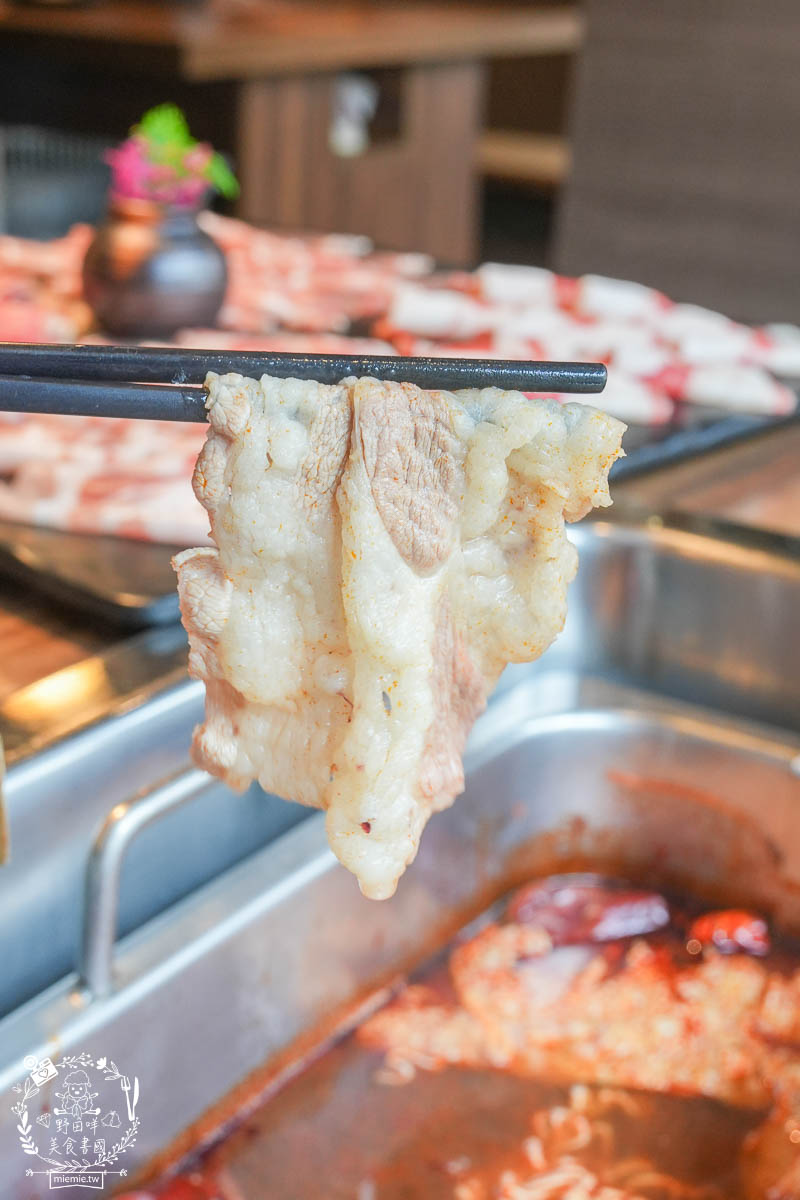 圓砌鴛鴦升降鍋物(高雄自由店)超夢幻真人夾娃娃機玩遊戲有機會獲得龍蝦?壽星幾歲送幾片肉肉？