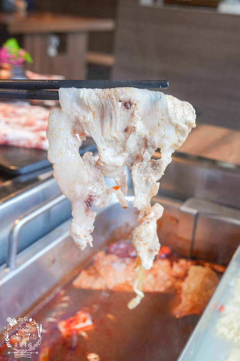 圓砌鴛鴦升降鍋物(高雄自由店)超夢幻真人夾娃娃機玩遊戲有機會獲得龍蝦?壽星幾歲送幾片肉肉？