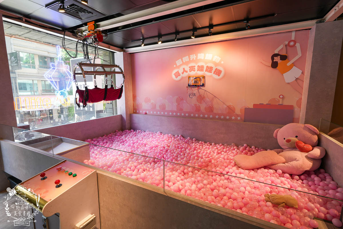 圓砌鴛鴦升降鍋物(高雄自由店)超夢幻真人夾娃娃機玩遊戲有機會獲得龍蝦?壽星幾歲送幾片肉肉？