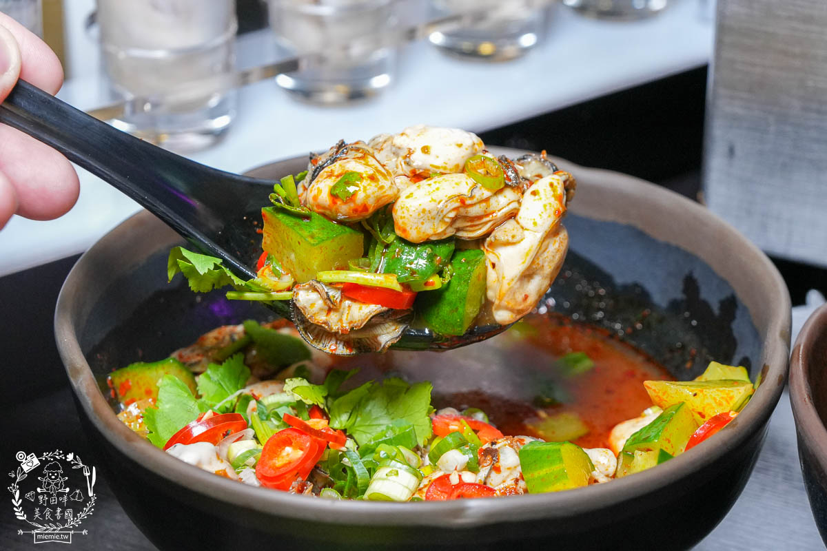 高雄宵夜推薦[賣烤魚的。]銷魂Q彈的麻辣跳跳蛙超特別!經典必吃的招牌廣西烤魚與生蠔杯鮮美推薦!