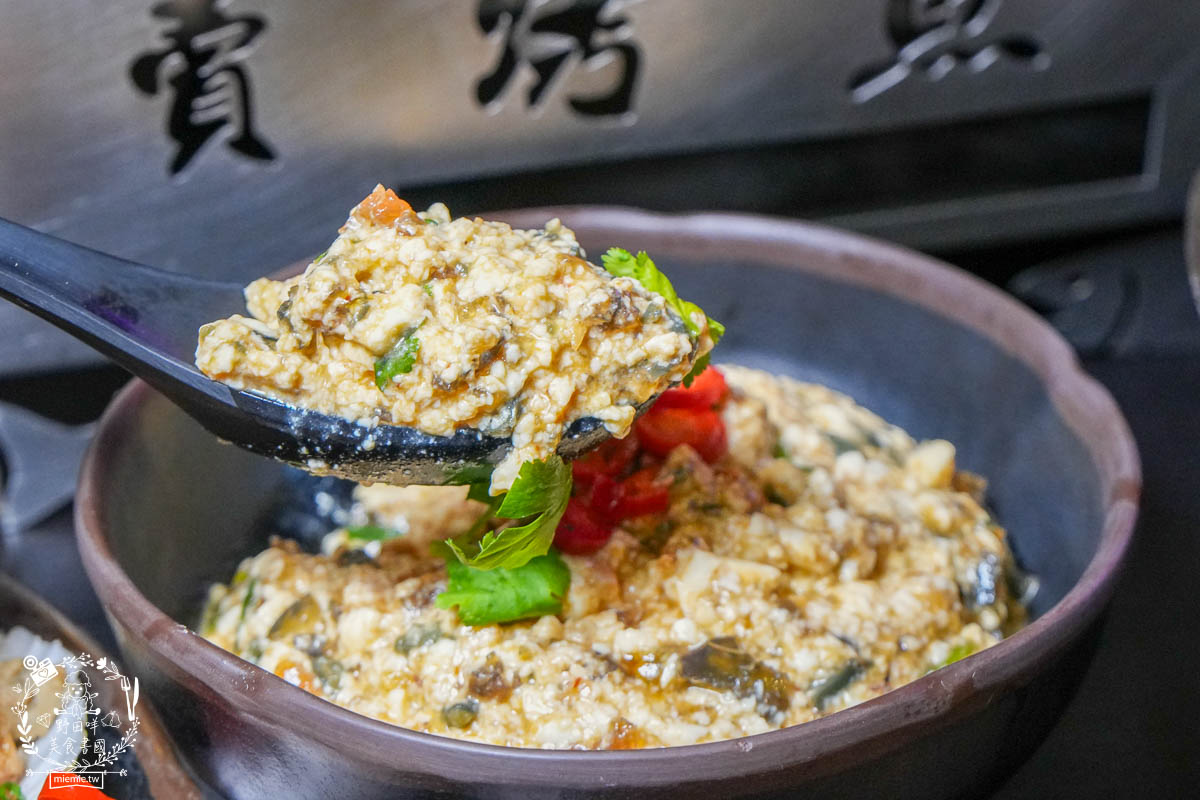 高雄宵夜推薦[賣烤魚的。]銷魂Q彈的麻辣跳跳蛙超特別!經典必吃的招牌廣西烤魚與生蠔杯鮮美推薦!