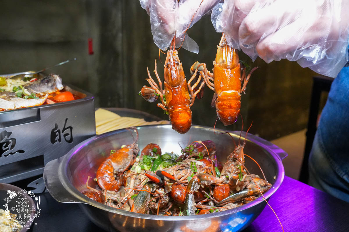 高雄宵夜推薦[賣烤魚的。]銷魂Q彈的麻辣跳跳蛙超特別!經典必吃的招牌廣西烤魚與生蠔杯鮮美推薦!
