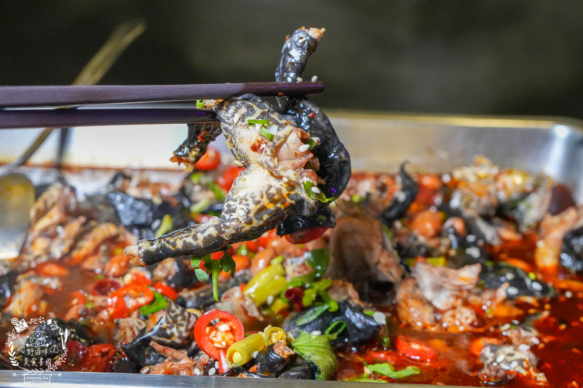 高雄宵夜推薦[賣烤魚的。]銷魂Q彈的麻辣跳跳蛙超特別!經典必吃的招牌廣西烤魚與生蠔杯鮮美推薦!