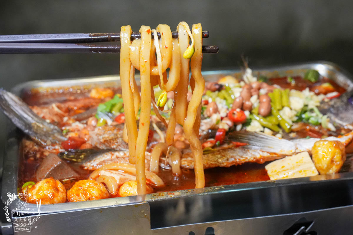 高雄宵夜推薦[賣烤魚的。]銷魂Q彈的麻辣跳跳蛙超特別!經典必吃的招牌廣西烤魚與生蠔杯鮮美推薦!