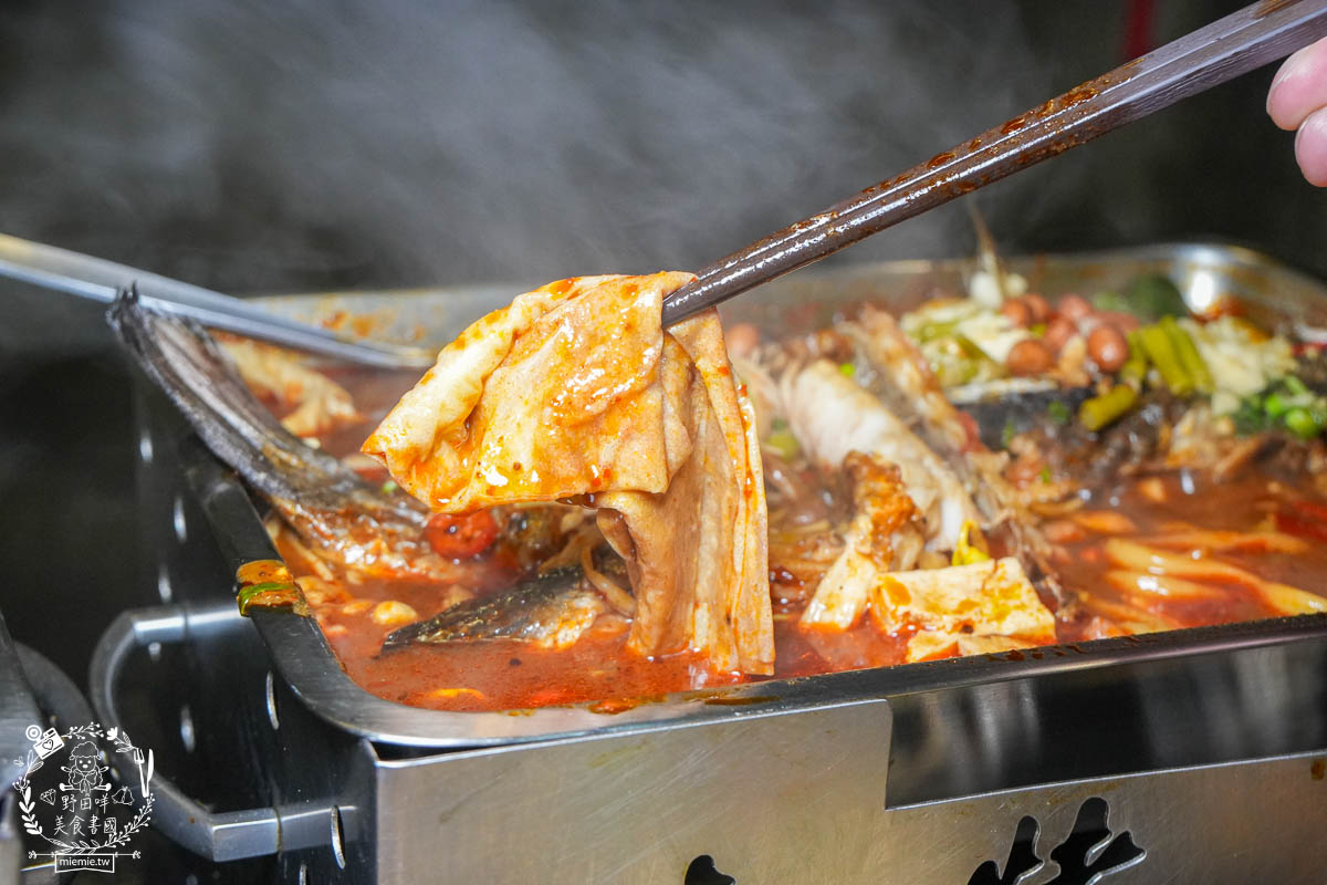 高雄宵夜推薦[賣烤魚的。]銷魂Q彈的麻辣跳跳蛙超特別!經典必吃的招牌廣西烤魚與生蠔杯鮮美推薦!