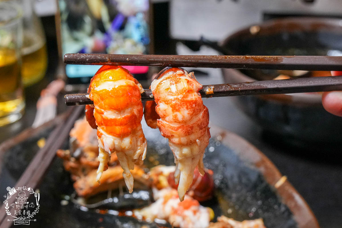 高雄宵夜推薦[賣烤魚的。]銷魂Q彈的麻辣跳跳蛙超特別!經典必吃的招牌廣西烤魚與生蠔杯鮮美推薦!