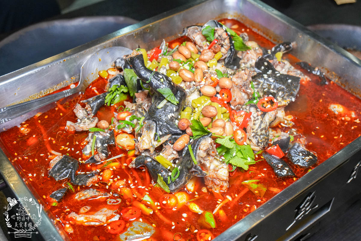 高雄宵夜推薦[賣烤魚的。]銷魂Q彈的麻辣跳跳蛙超特別!經典必吃的招牌廣西烤魚與生蠔杯鮮美推薦!