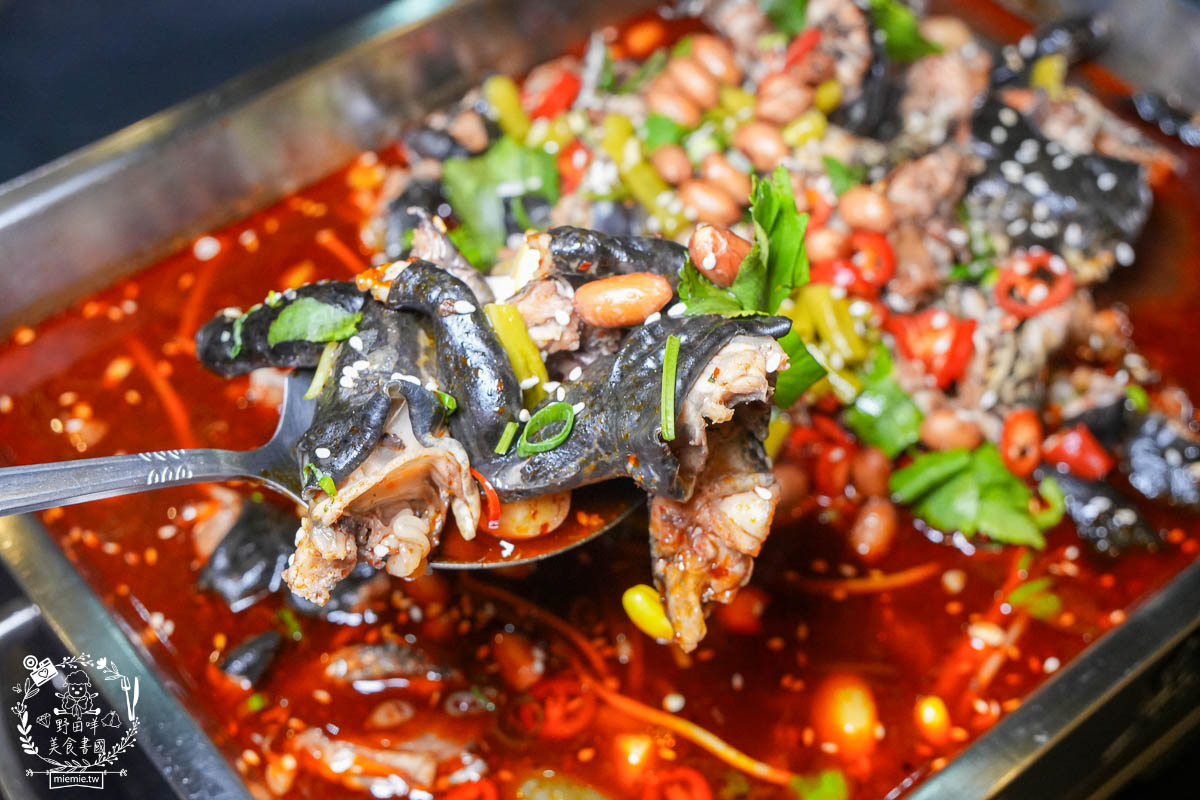 高雄宵夜推薦[賣烤魚的。]銷魂Q彈的麻辣跳跳蛙超特別!經典必吃的招牌廣西烤魚與生蠔杯鮮美推薦!