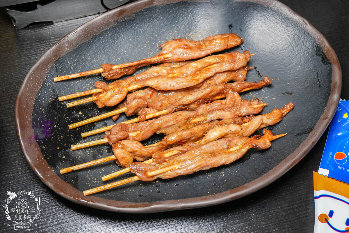 高雄宵夜推薦[賣烤魚的。]銷魂Q彈的麻辣跳跳蛙超特別!經典必吃的招牌廣西烤魚與生蠔杯鮮美推薦!