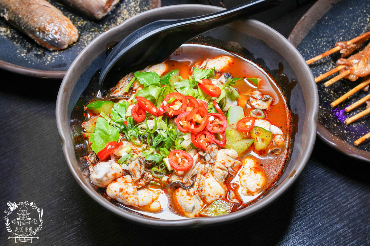 高雄宵夜推薦[賣烤魚的。]銷魂Q彈的麻辣跳跳蛙超特別!經典必吃的招牌廣西烤魚與生蠔杯鮮美推薦!