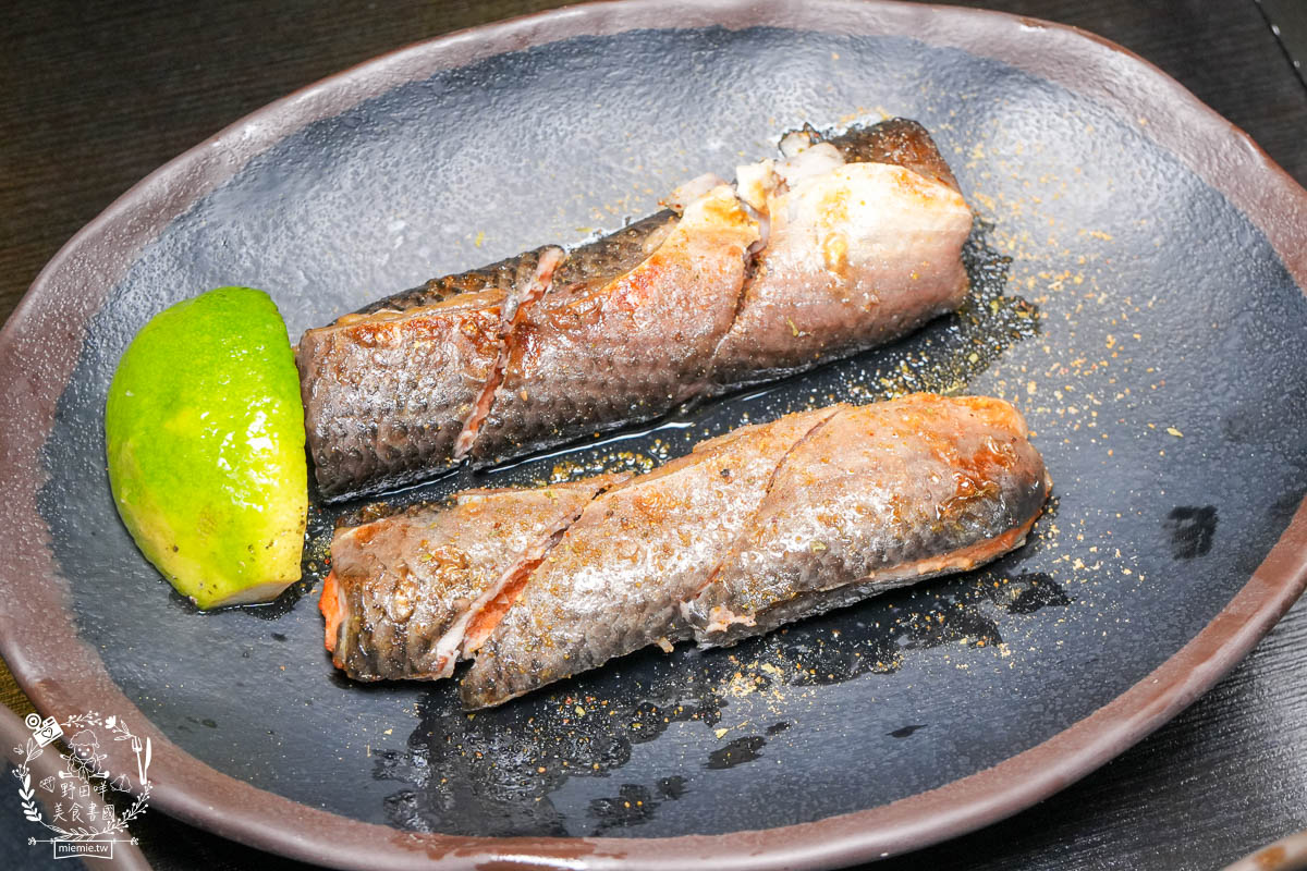 高雄宵夜推薦[賣烤魚的。]銷魂Q彈的麻辣跳跳蛙超特別!經典必吃的招牌廣西烤魚與生蠔杯鮮美推薦!