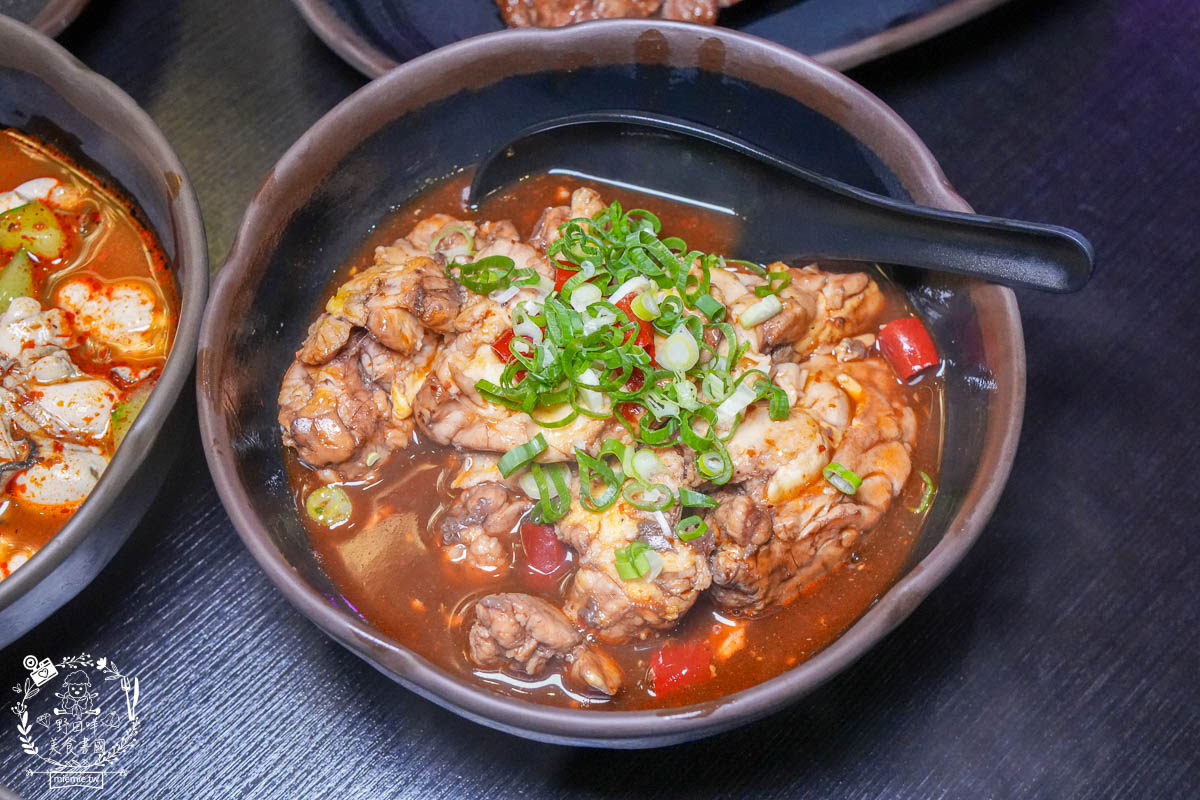 高雄宵夜推薦[賣烤魚的。]銷魂Q彈的麻辣跳跳蛙超特別!經典必吃的招牌廣西烤魚與生蠔杯鮮美推薦!