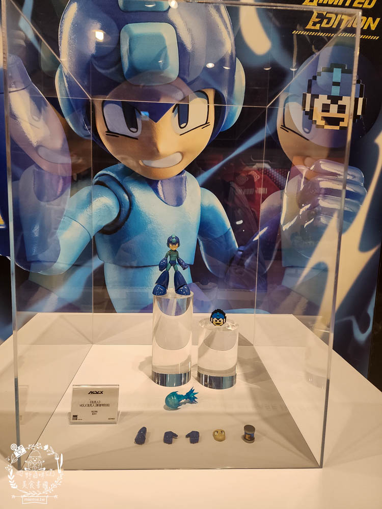 夢時代免費展覽[香港潮流公仔聯展]超過20座的大型FRP展品＋有趣打卡牆大人小孩都喜歡！