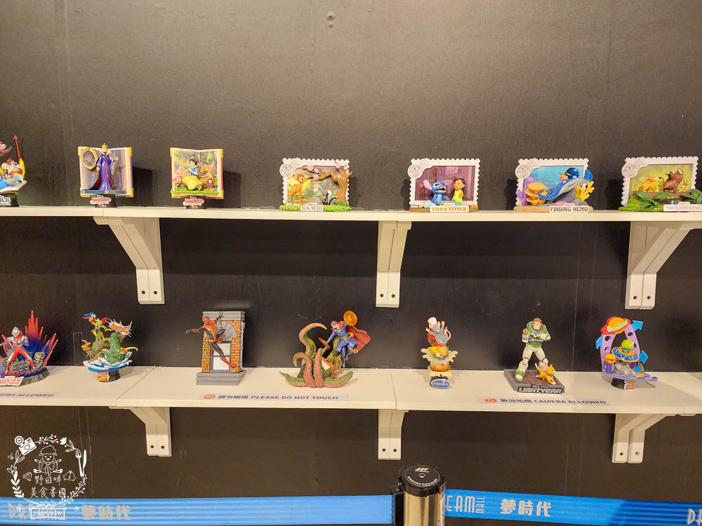 夢時代免費展覽[香港潮流公仔聯展]超過20座的大型FRP展品＋有趣打卡牆大人小孩都喜歡！