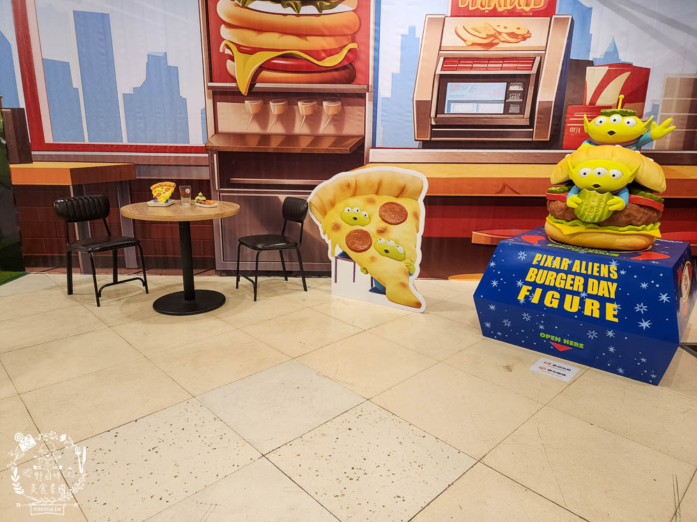 夢時代免費展覽[香港潮流公仔聯展]超過20座的大型FRP展品＋有趣打卡牆大人小孩都喜歡！