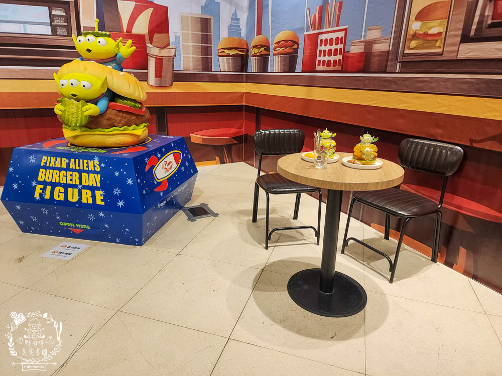 夢時代免費展覽[香港潮流公仔聯展]超過20座的大型FRP展品＋有趣打卡牆大人小孩都喜歡！