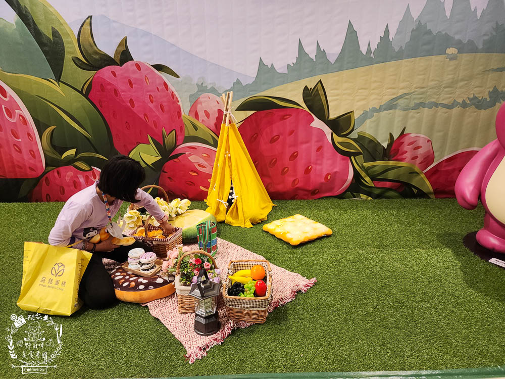 夢時代免費展覽[香港潮流公仔聯展]超過20座的大型FRP展品＋有趣打卡牆大人小孩都喜歡！