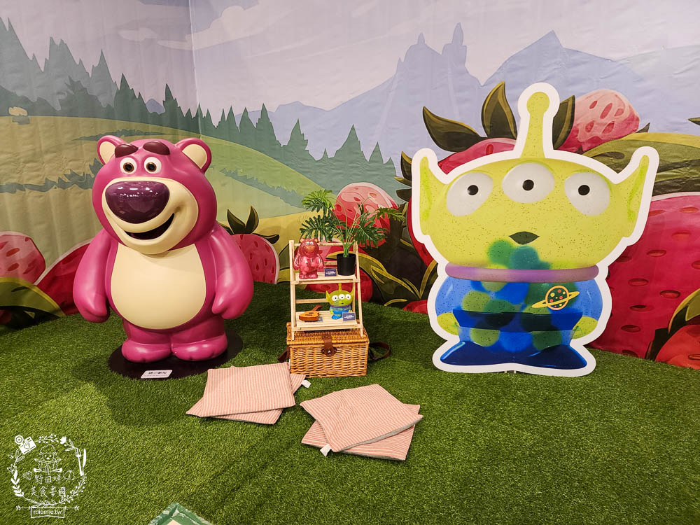 夢時代免費展覽[香港潮流公仔聯展]超過20座的大型FRP展品＋有趣打卡牆大人小孩都喜歡！