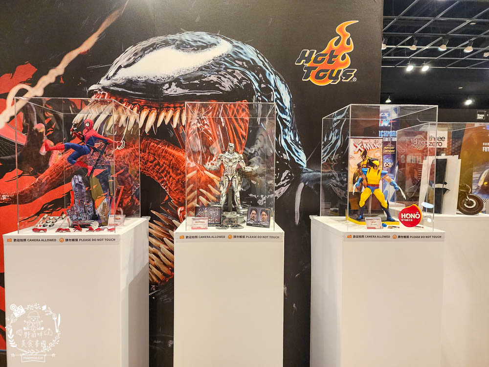 夢時代免費展覽[香港潮流公仔聯展]超過20座的大型FRP展品＋有趣打卡牆大人小孩都喜歡！