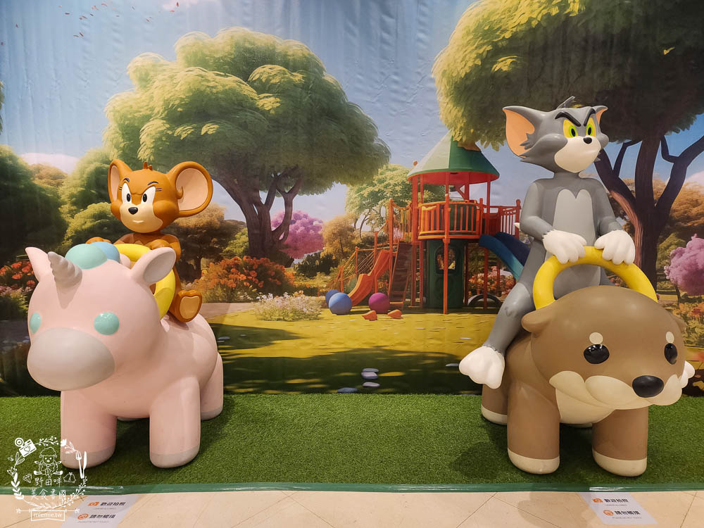 夢時代免費展覽[香港潮流公仔聯展]超過20座的大型FRP展品＋有趣打卡牆大人小孩都喜歡！