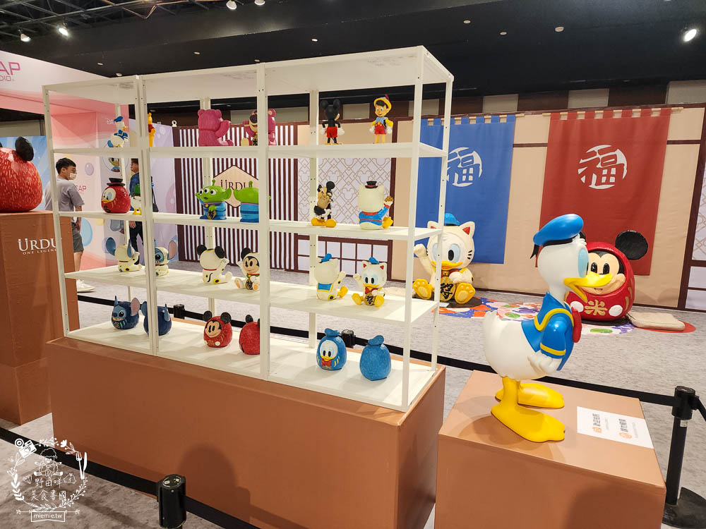 夢時代免費展覽[香港潮流公仔聯展]超過20座的大型FRP展品＋有趣打卡牆大人小孩都喜歡！