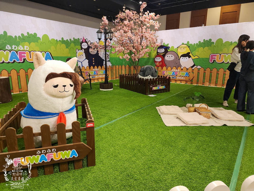 夢時代免費展覽[香港潮流公仔聯展]超過20座的大型FRP展品＋有趣打卡牆大人小孩都喜歡！