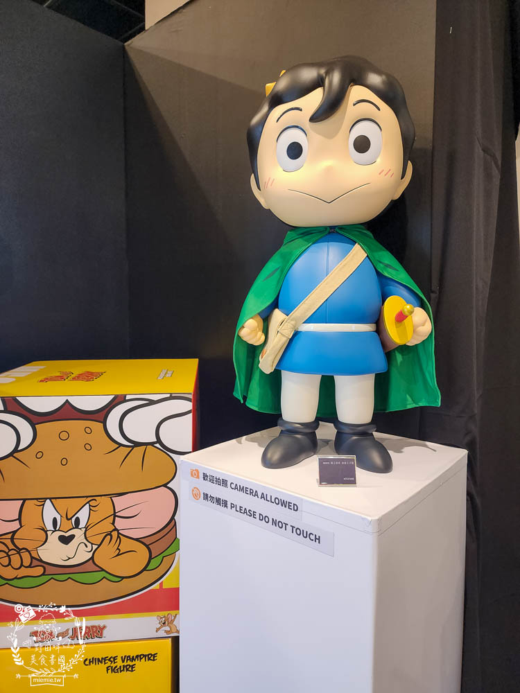 夢時代免費展覽[香港潮流公仔聯展]超過20座的大型FRP展品＋有趣打卡牆大人小孩都喜歡！