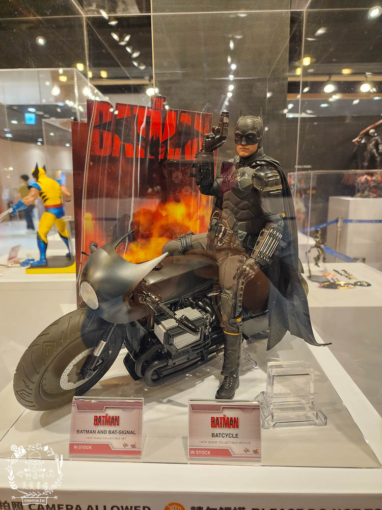 夢時代免費展覽[香港潮流公仔聯展]超過20座的大型FRP展品＋有趣打卡牆大人小孩都喜歡！