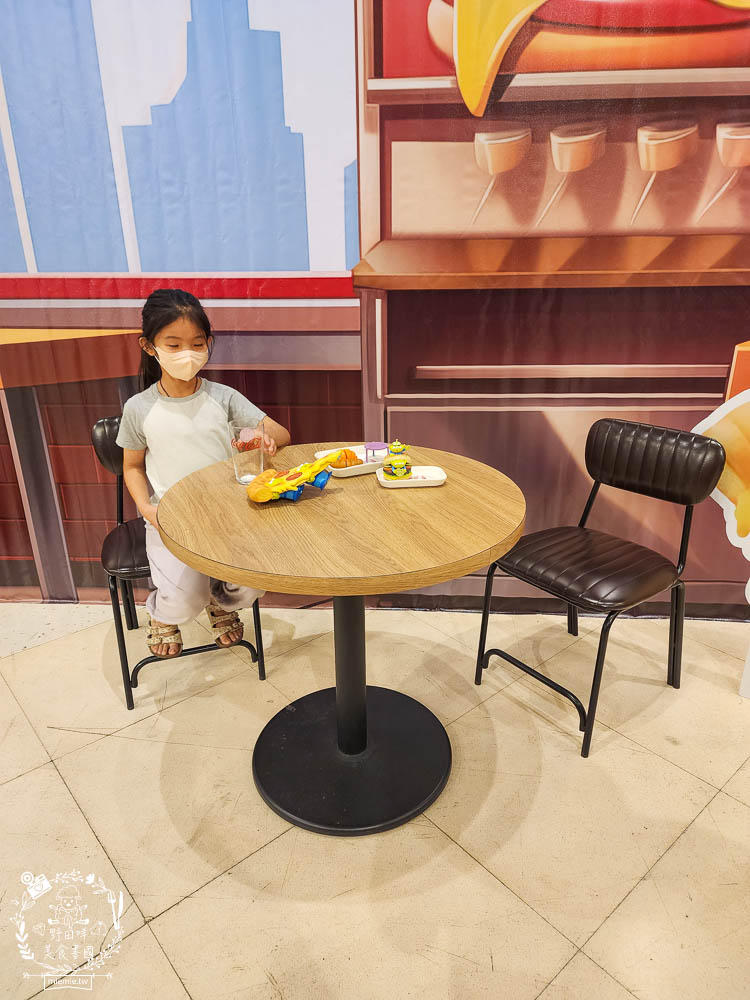 夢時代免費展覽[香港潮流公仔聯展]超過20座的大型FRP展品＋有趣打卡牆大人小孩都喜歡！