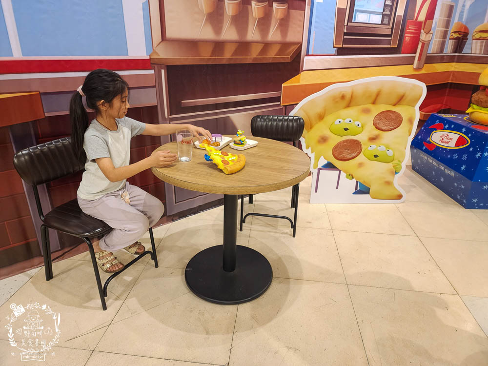 夢時代免費展覽[香港潮流公仔聯展]超過20座的大型FRP展品＋有趣打卡牆大人小孩都喜歡！