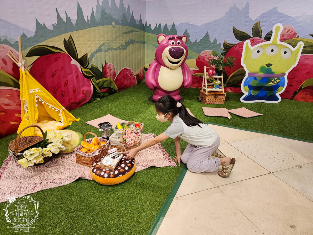 夢時代免費展覽[香港潮流公仔聯展]超過20座的大型FRP展品＋有趣打卡牆大人小孩都喜歡！