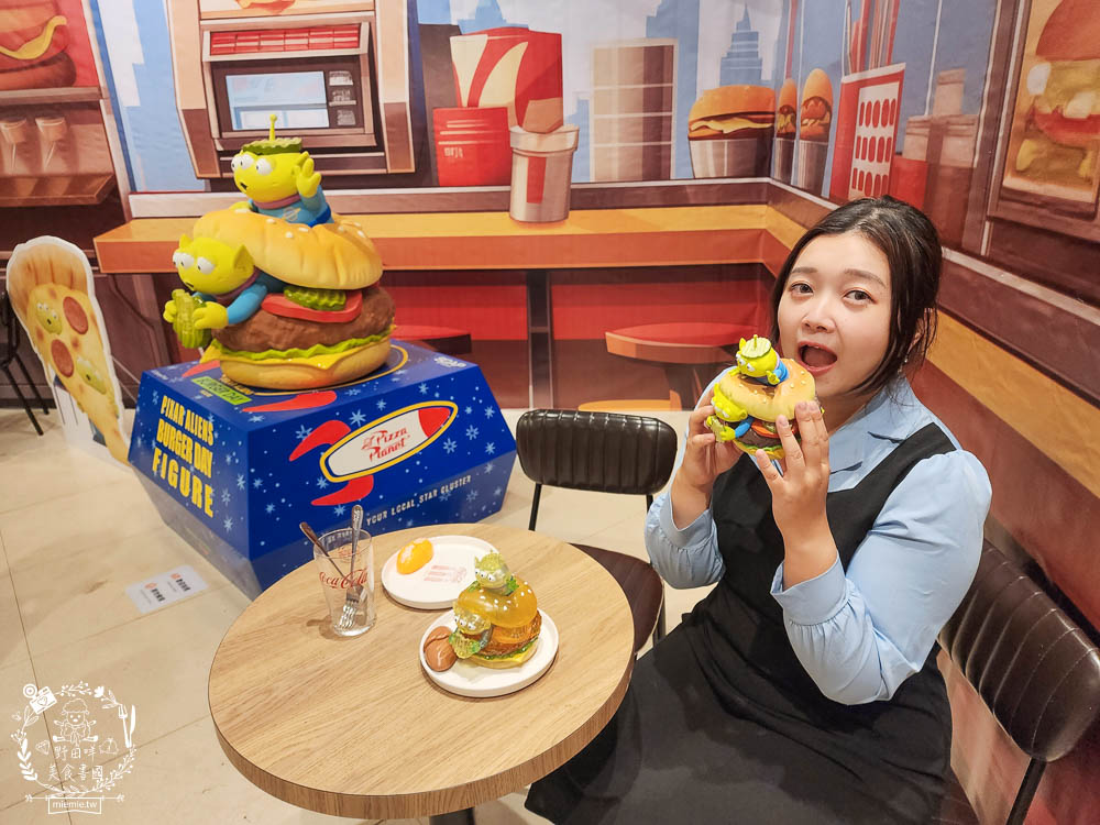 夢時代免費展覽[香港潮流公仔聯展]超過20座的大型FRP展品＋有趣打卡牆大人小孩都喜歡！