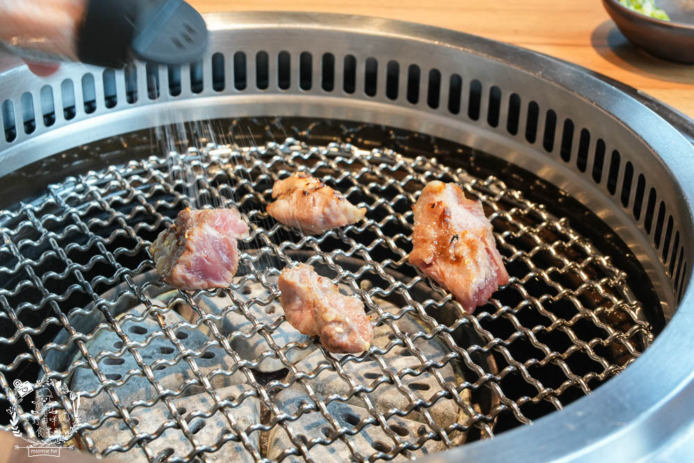 鳥松燒肉推薦[燒肉無双]文山特區超人氣景觀燒肉餐廳!開胃冰沙居然可以無限暢飲的高雄燒肉?