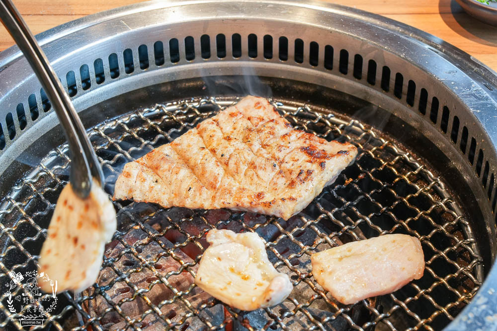 鳥松燒肉推薦[燒肉無双]文山特區超人氣景觀燒肉餐廳!開胃冰沙居然可以無限暢飲的高雄燒肉?