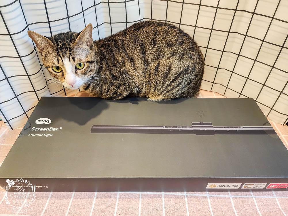 BenQ ScreenBar螢幕智能掛燈|榮獲 iF 國際大獎!獨家非對稱光型有效避免螢幕反光!無藍光危害獲得歐盟雙認證!