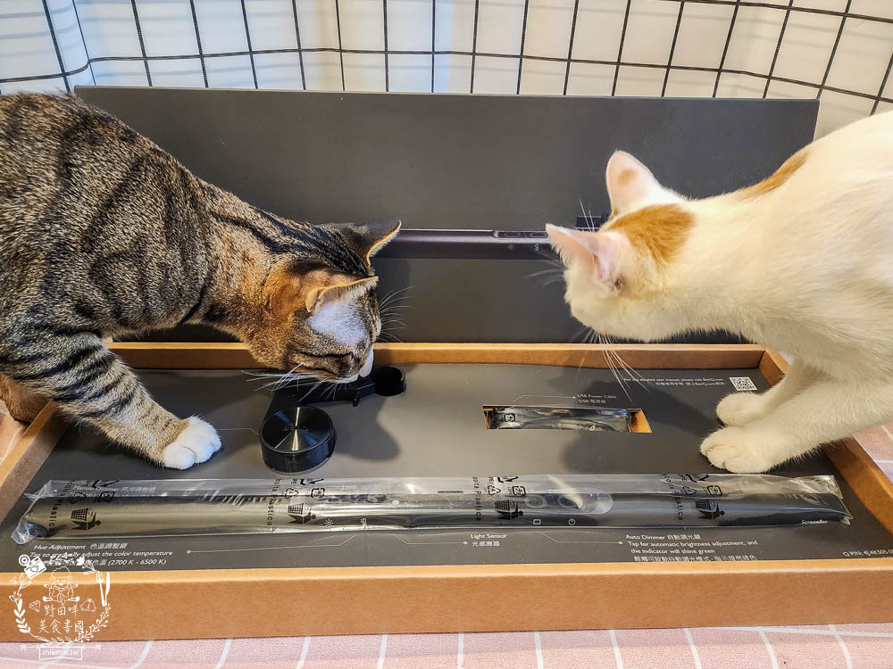 BenQ ScreenBar螢幕智能掛燈|榮獲 iF 國際大獎!獨家非對稱光型有效避免螢幕反光!無藍光危害獲得歐盟雙認證!