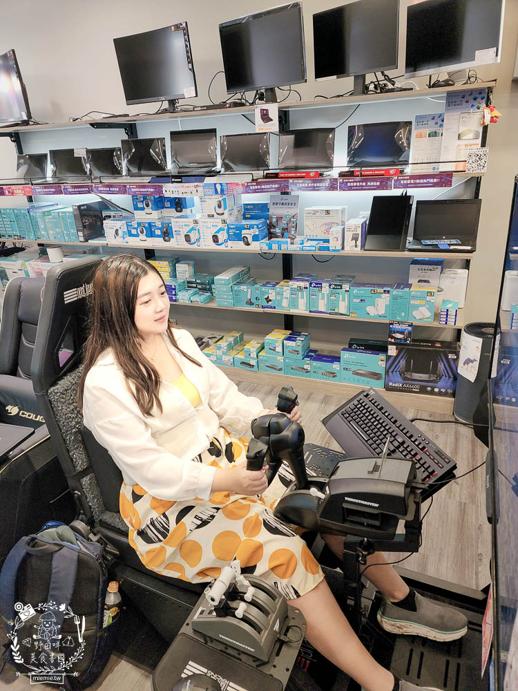 米特3C數位-高雄楠梓門市|超真實賽車模擬與飛行模擬免費體驗?一比一打造的法拉利方向盤超真實還原?