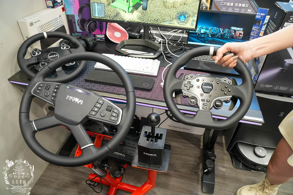 米特3C數位-高雄楠梓門市|超真實賽車模擬與飛行模擬免費體驗?一比一打造的法拉利方向盤超真實還原?