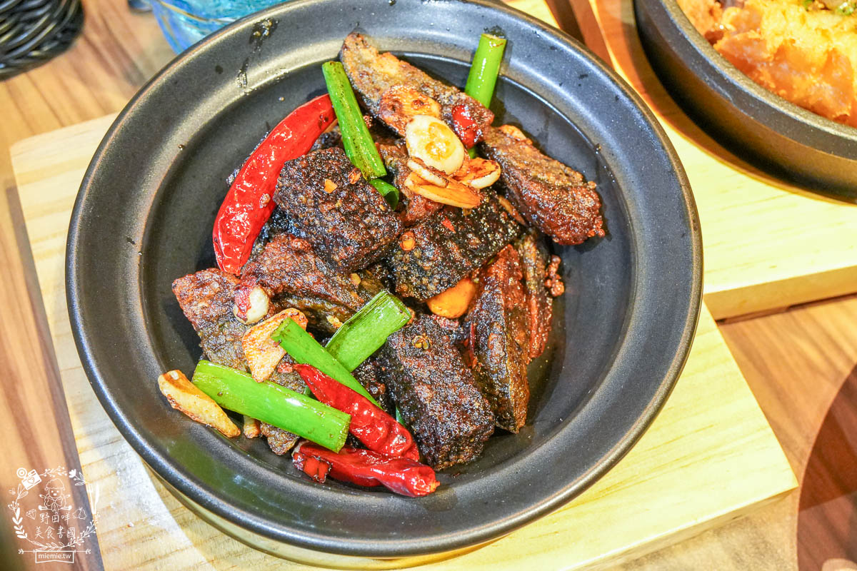 蜀川香酸菜魚|高雄首間就在大遠百！可客製化的大眾口味酸菜魚！古香古色裝潢很舒適！