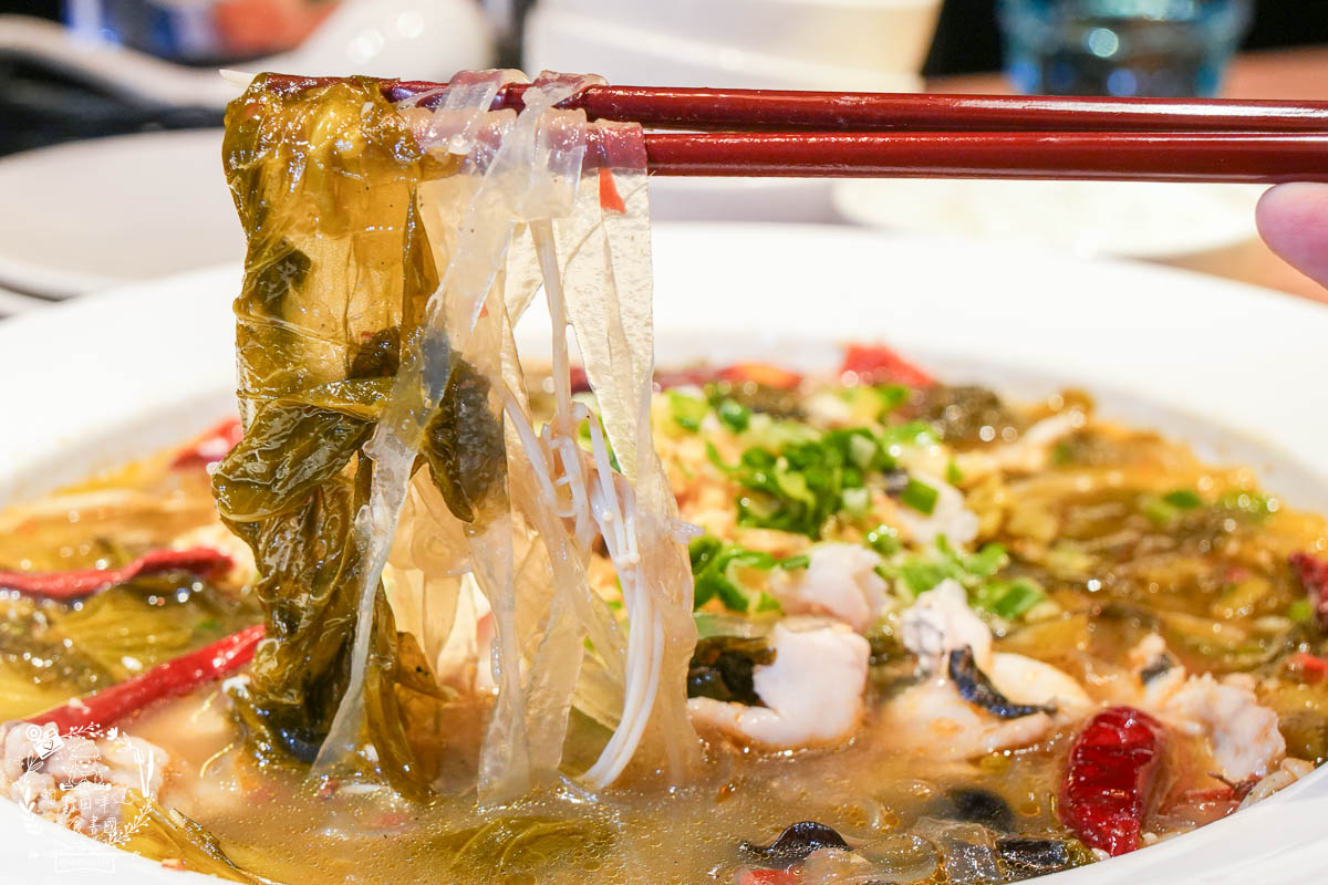 蜀川香酸菜魚|高雄首間就在大遠百！可客製化的大眾口味酸菜魚！古香古色裝潢很舒適！