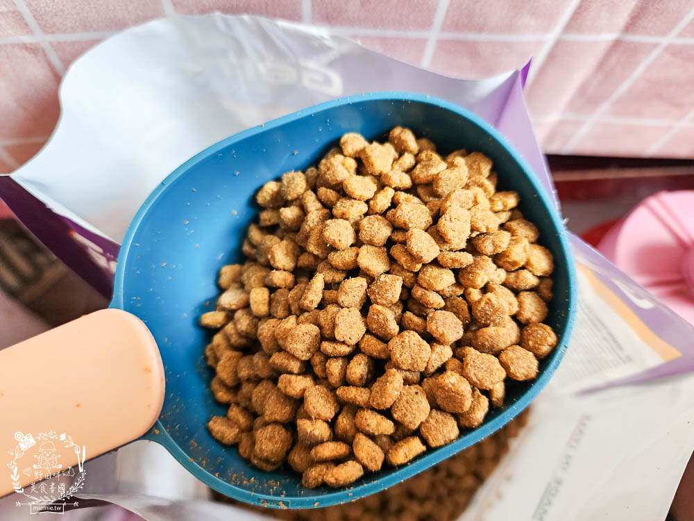2024寵物糧推薦[品果國際義大利啟蒙寵糧低敏配方寵物飼料開箱]低塩低鎂含量有助保護腎臟功能健康!主食罐與餐包適口性很好!
