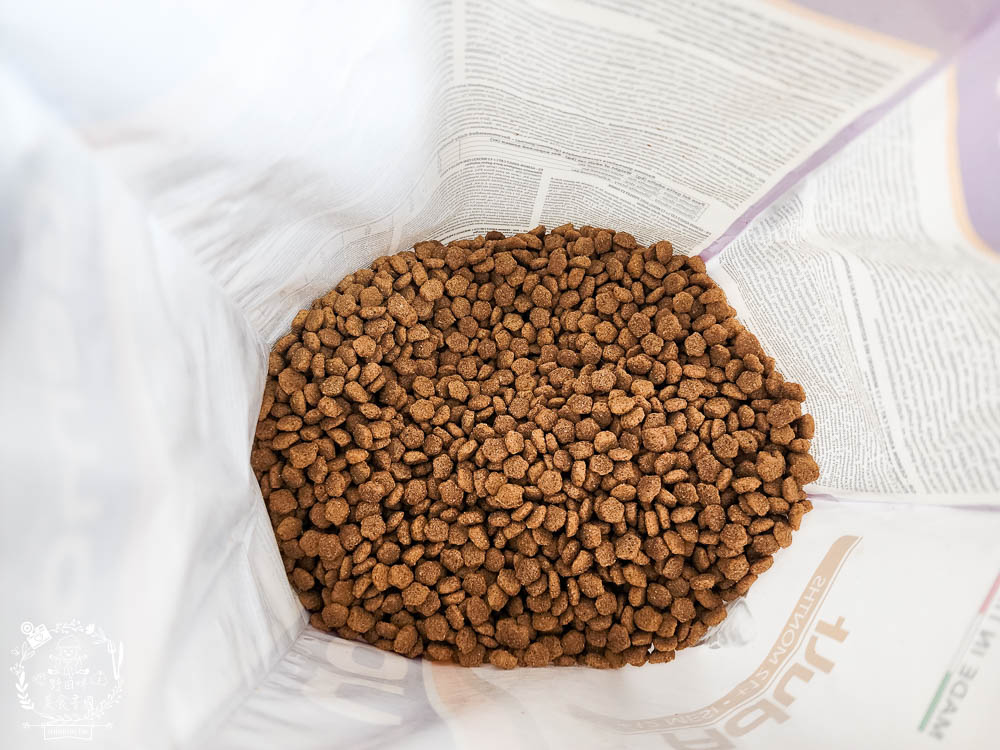 2024寵物糧推薦[品果國際義大利啟蒙寵糧低敏配方寵物飼料開箱]低塩低鎂含量有助保護腎臟功能健康!主食罐與餐包適口性很好!