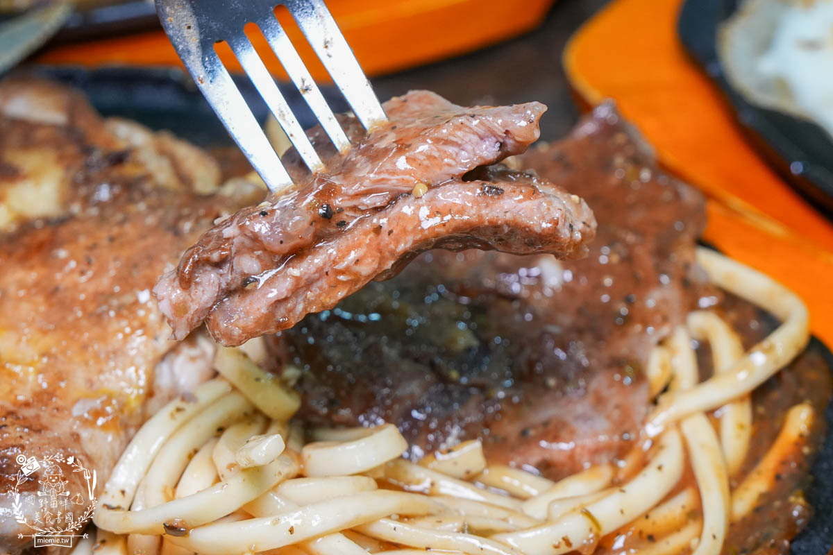 鳳山牛排館推薦[元氣牛牛排館]超彈嫩的厚實牛排居然只要180?免費的玉米濃湯料超級多還有紅茶無限暢飲!