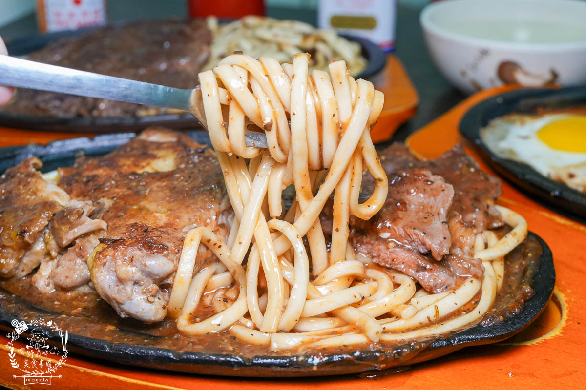 鳳山牛排館推薦[元氣牛牛排館]超彈嫩的厚實牛排居然只要180?免費的玉米濃湯料超級多還有紅茶無限暢飲!